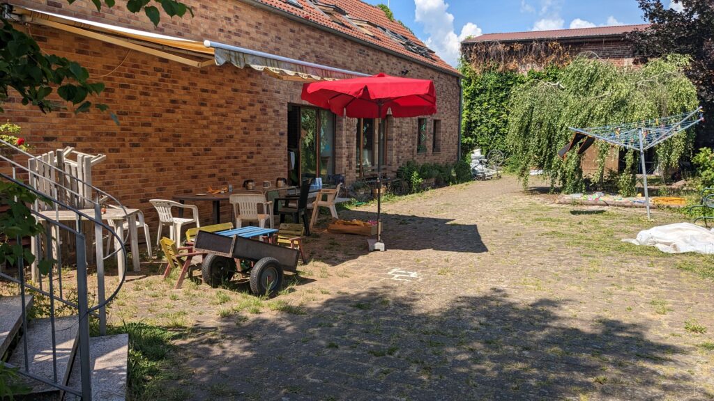 Der Innenhof - unser Sommerwohnzimmer. 