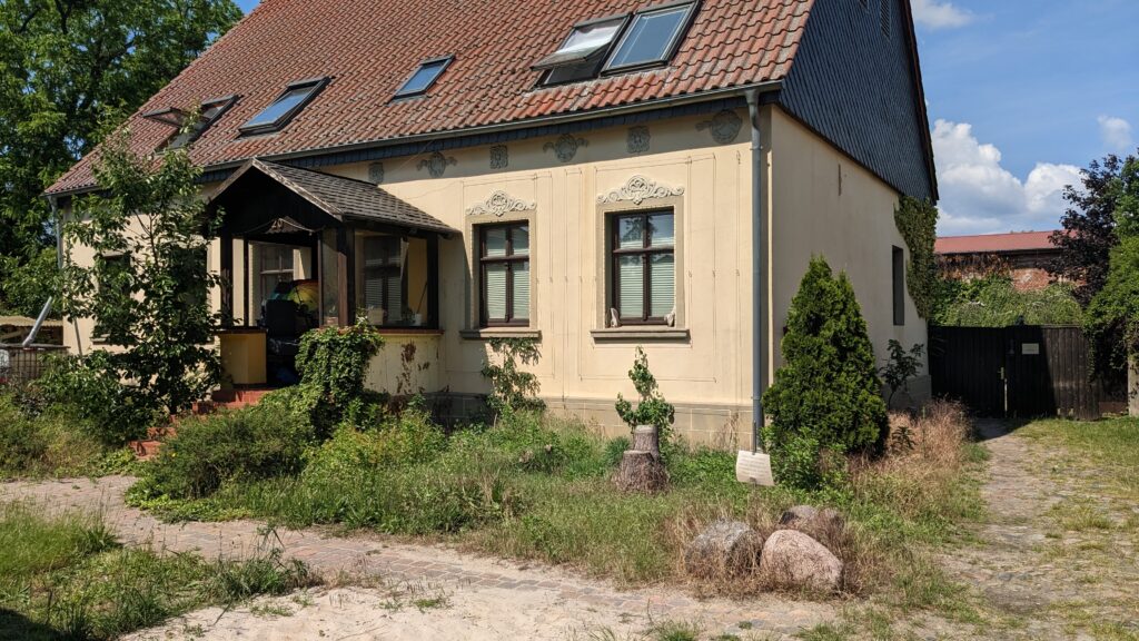 Unser Vorderhaus von vorne. Wenn du uns besuchen kommst, nutze am besten das Tor an der rechten Bildseite. Dort ist auch eine laute Glocke. 