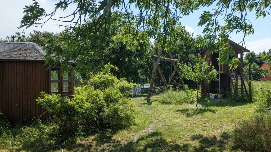 Und noch einmal unser Gartenspielplatz, diesmal von der anderen Seite. 