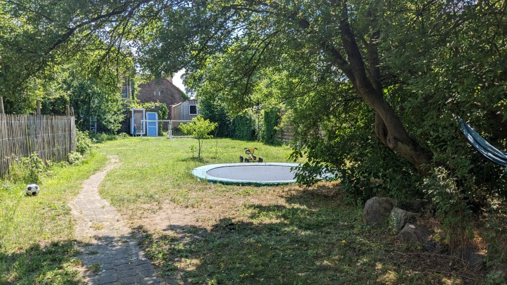 Trampolin und Spielwiese