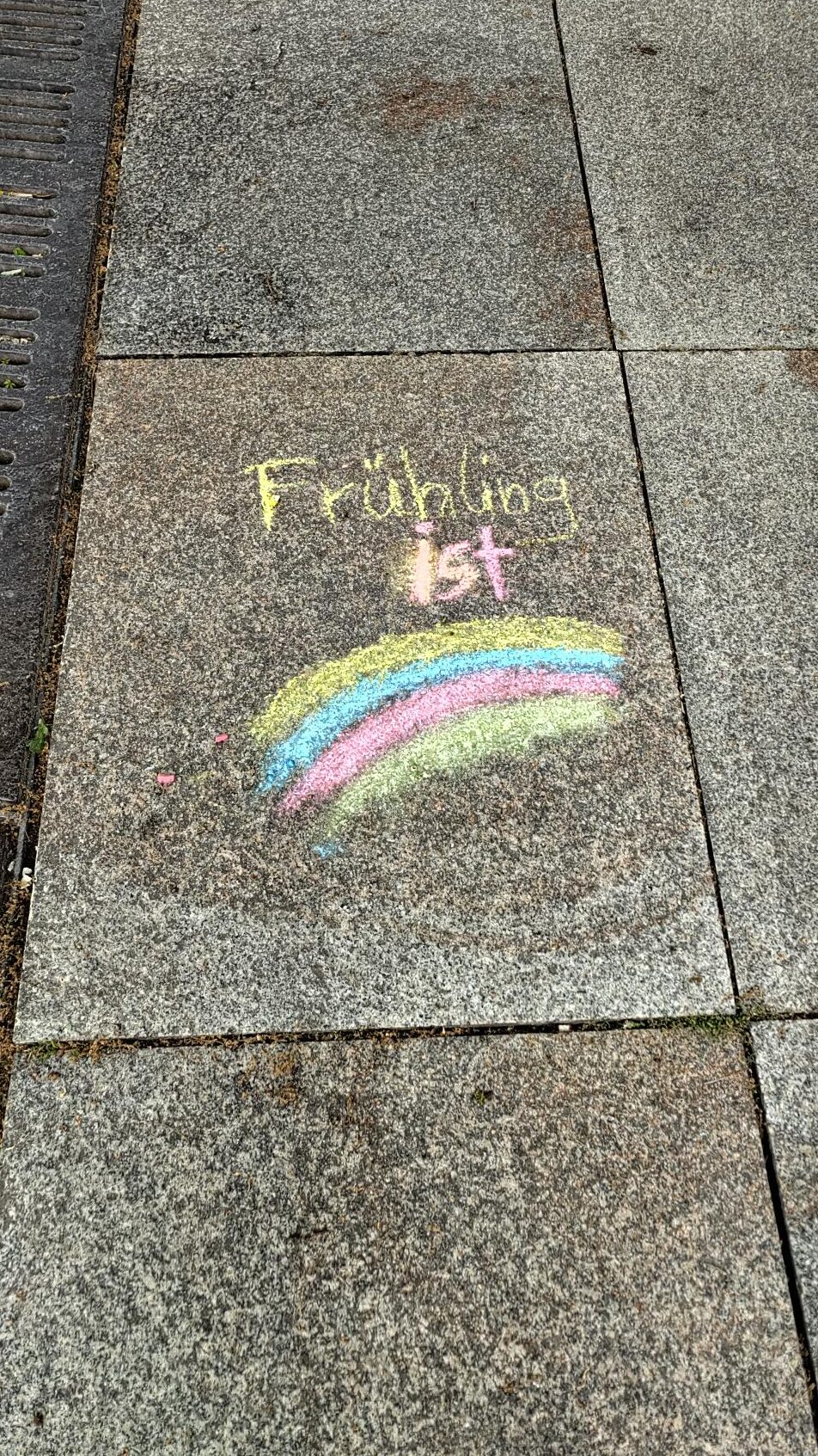 Als eine gewisse rechtsextreme Partei in Biesenthal ein Frühlingsfest feierte ... Kreideregenbogen auf einem Platz, mit der Überschrift "Frühling ist..." 